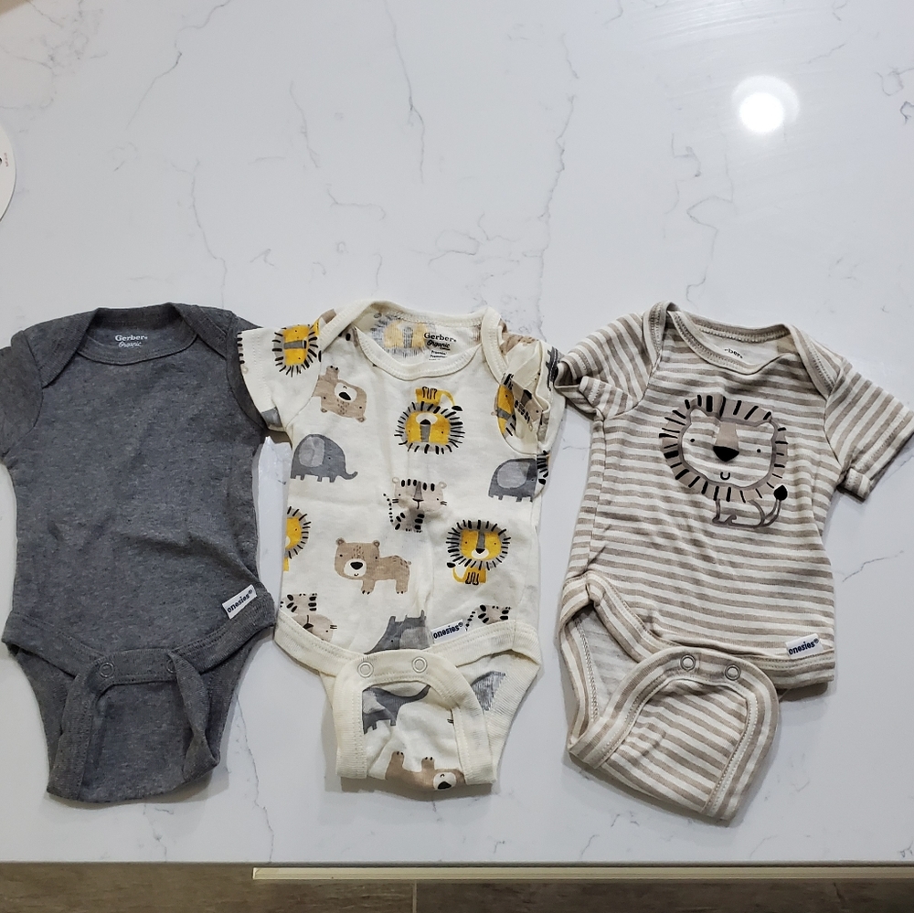 Gender neutral onesies set NWOT